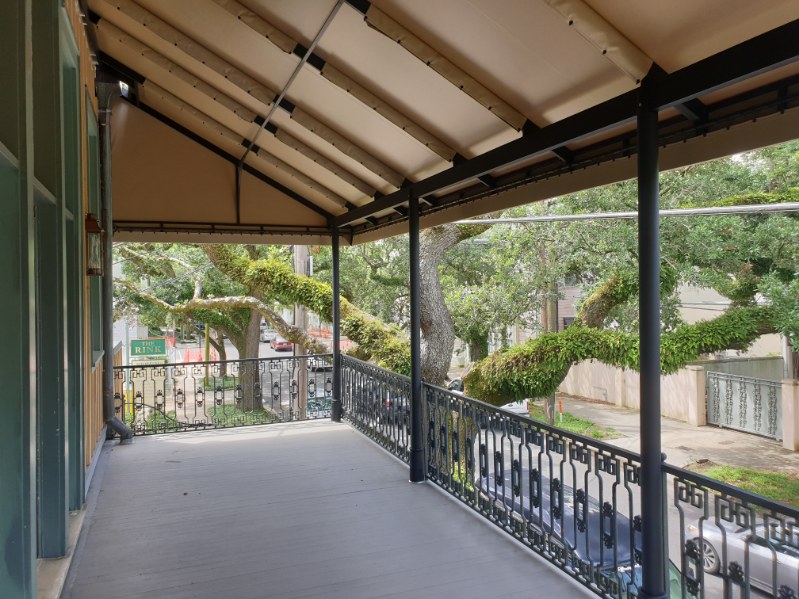 Enclosing-Your-Porch-Warmth-and-Entertainment-All-Season-Long-awnings-new-orleans-sew-extreme